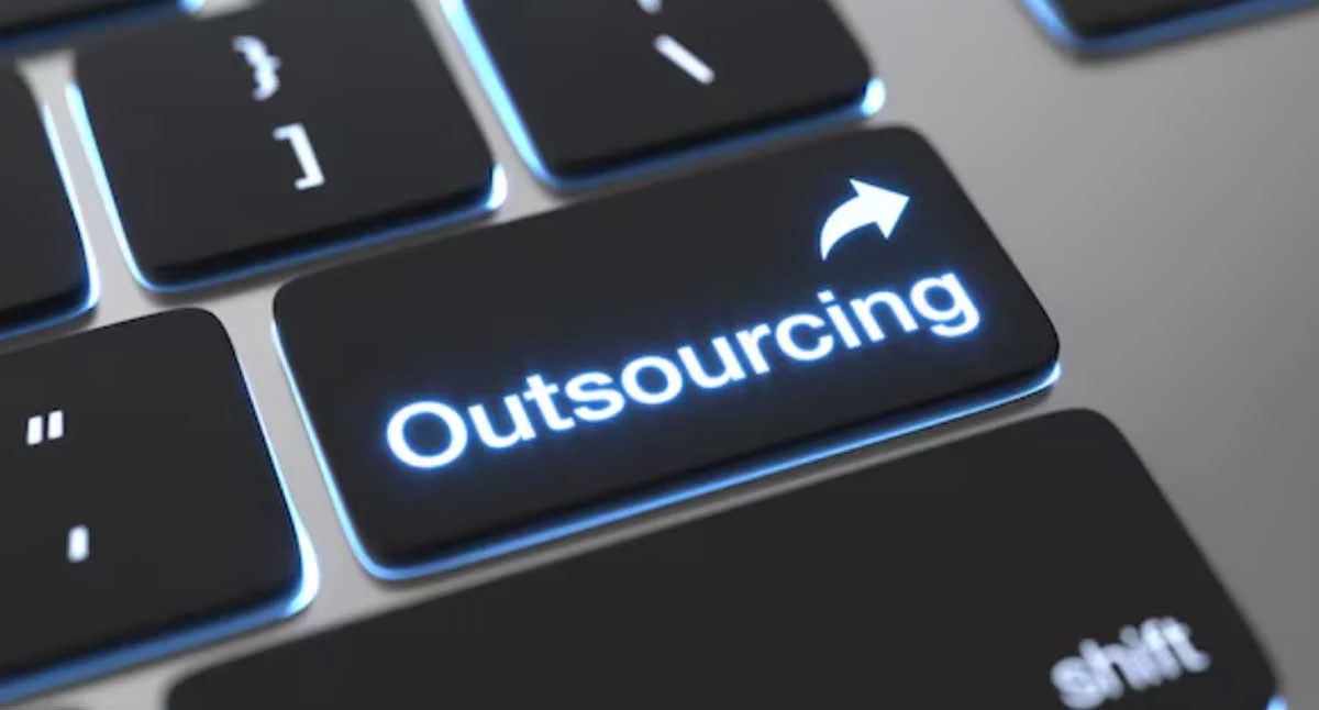 Terceirização de TI: o guia completo sobre outsourcing, benefícios e custos para sua empresa